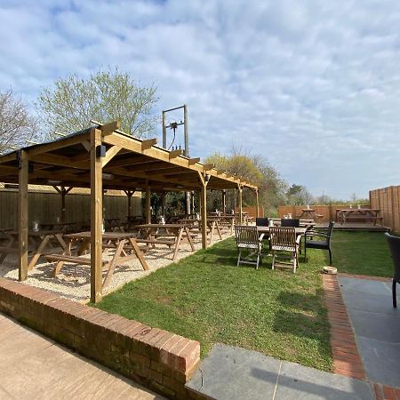 The Six Bells Hotel Beenham Exterior foto